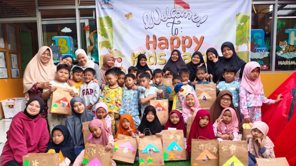 Kegiatan Happy Kids Camp PG–TK Ibnu Sina Bandung bersama guru dan siswa dalam suasana ceria dan edukatif