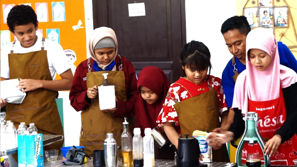 Kegiatan praktik membuat kopi ala kafe oleh peserta didik PKBM Ibnu Sina sebagai pelatihan keterampilan kewirausahaan