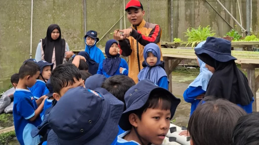 Kegiatan pengenalan lingkungan sekolah (Pengling) siswa SD Ibnu Sina sebagai awal pembelajaran dan adaptasi sekolah