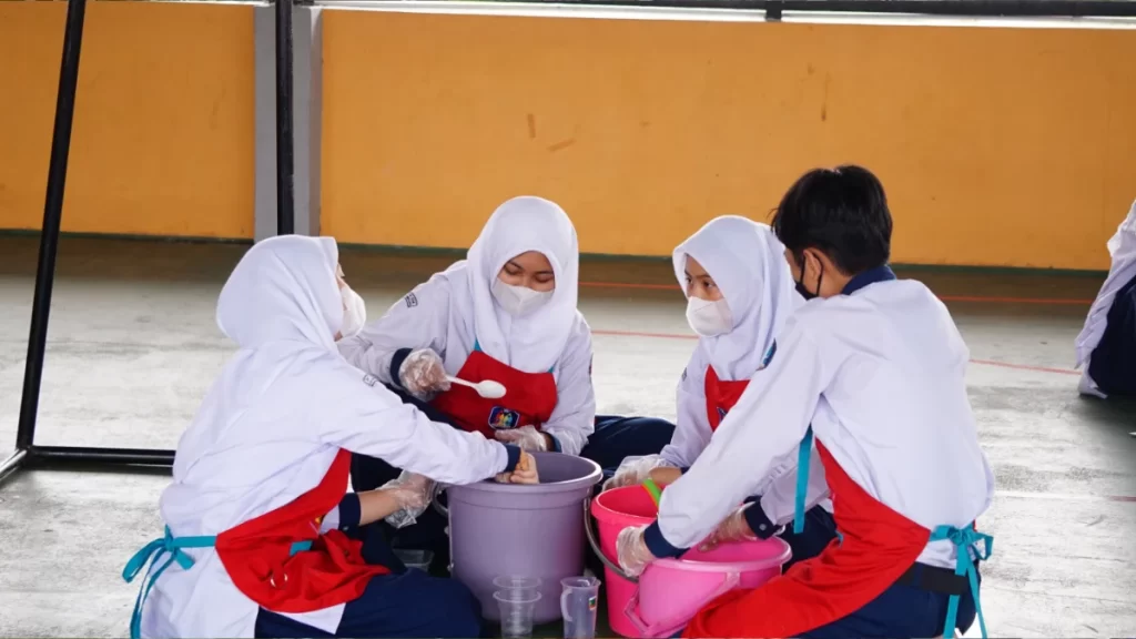 Kegiatan praktik membuat sabun cuci piring oleh siswa SMP Ibnu Sina sebagai pembelajaran keterampilan dan kewirausahaan