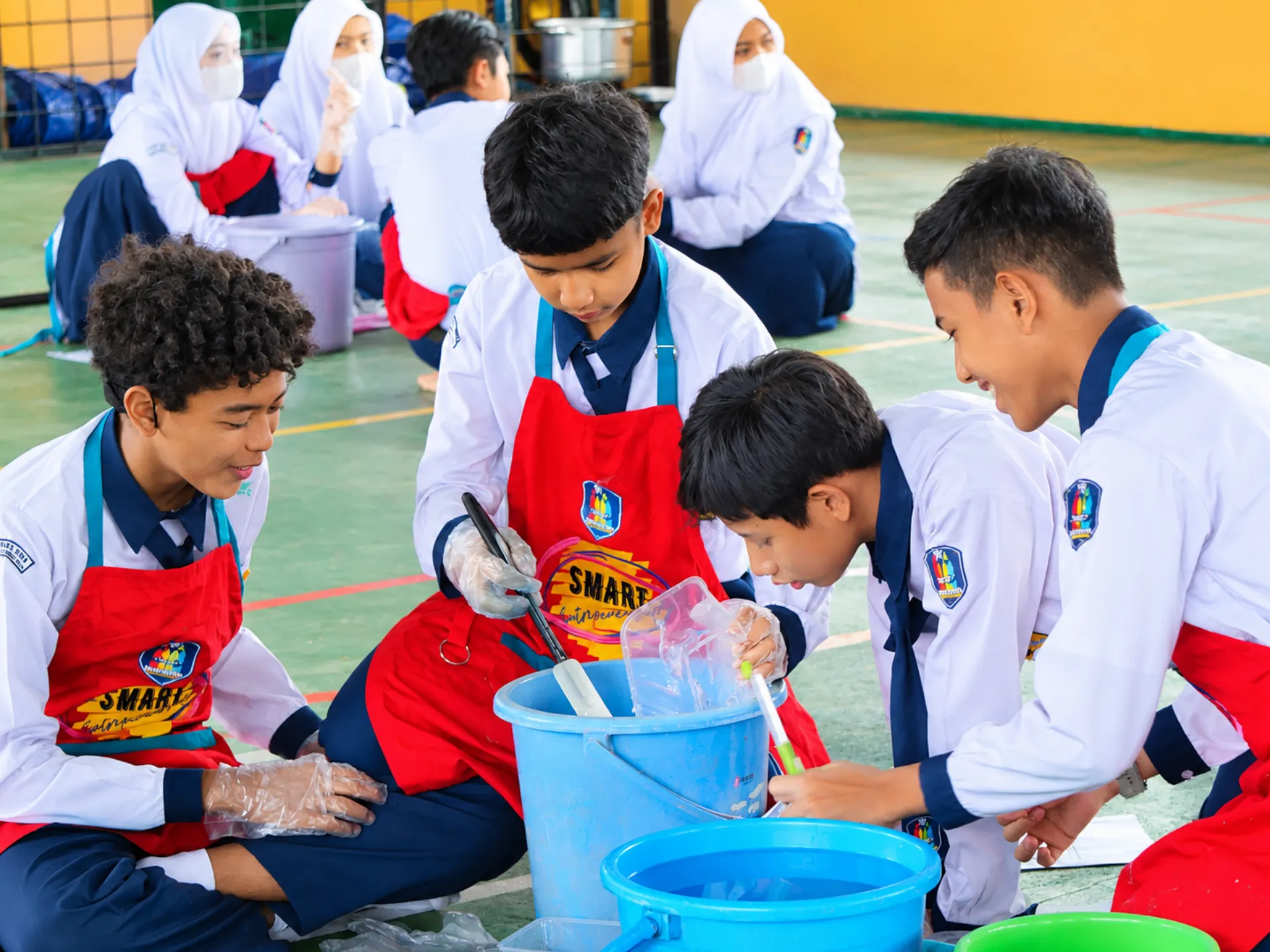 Siswa SMP sedang praktek membuat sabun cuci piring