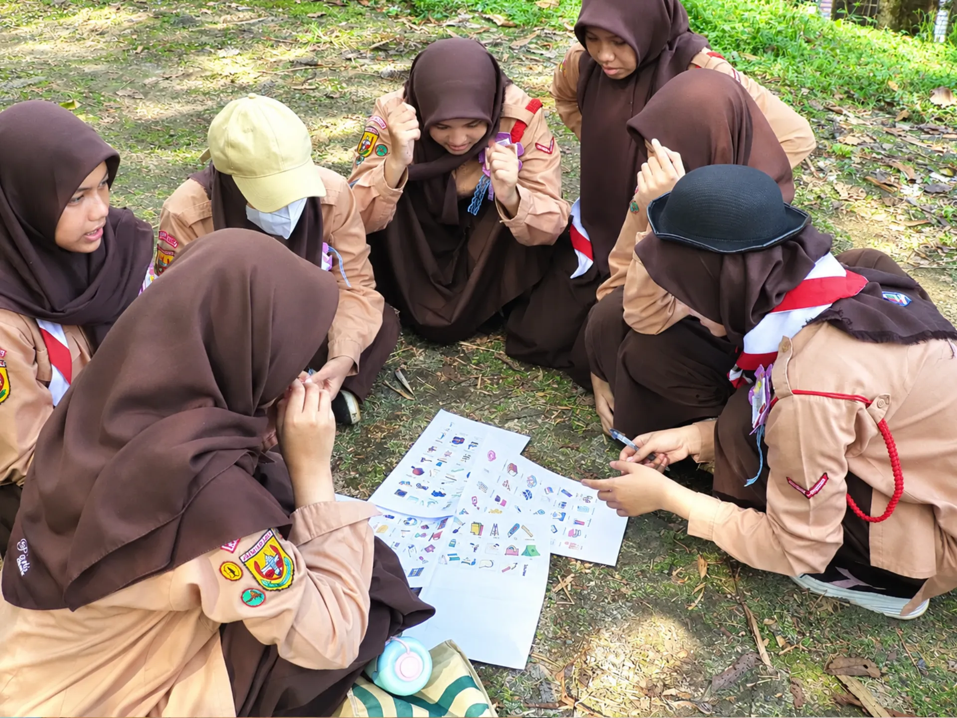 Anggota Pramuka Putri Bekerja Sama di Alam Terbuka