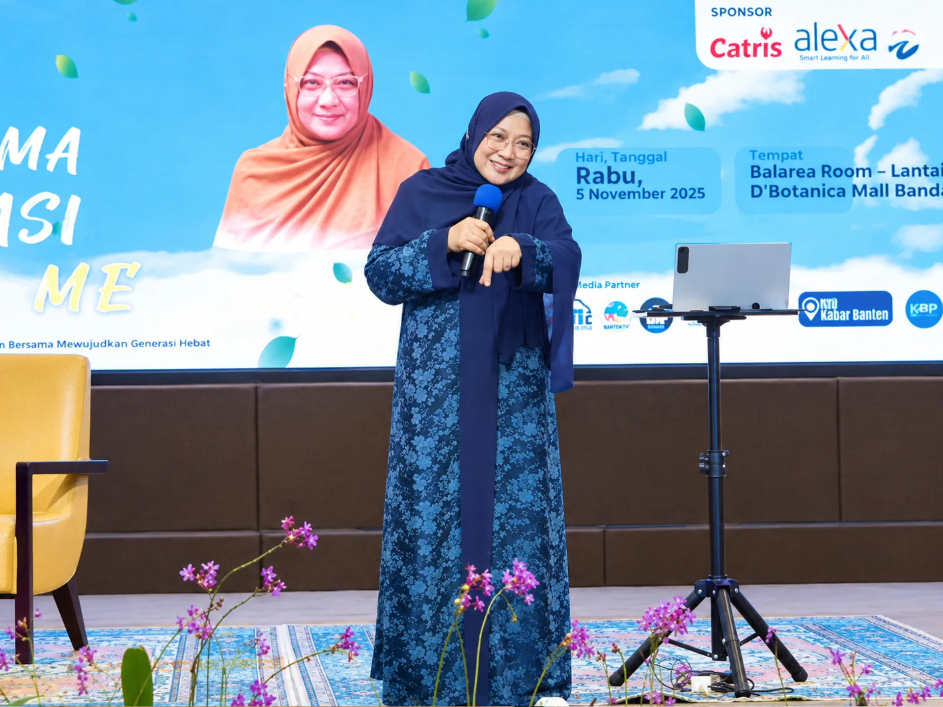 Ibu Aisah Dahlan sebagai pembicara seminar perenting