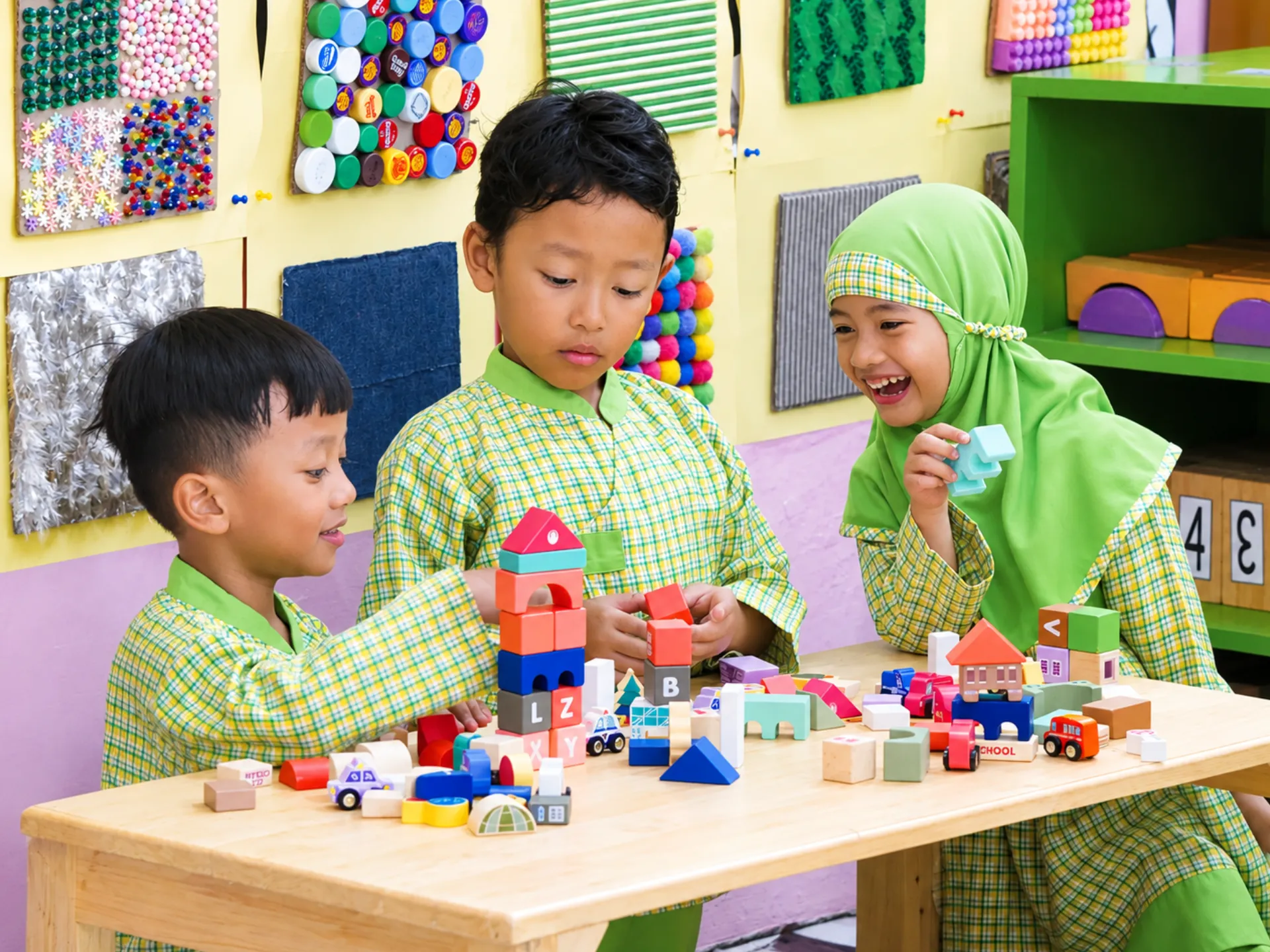 Permainan Membangun Balok yang Menyenangkan di Kelas