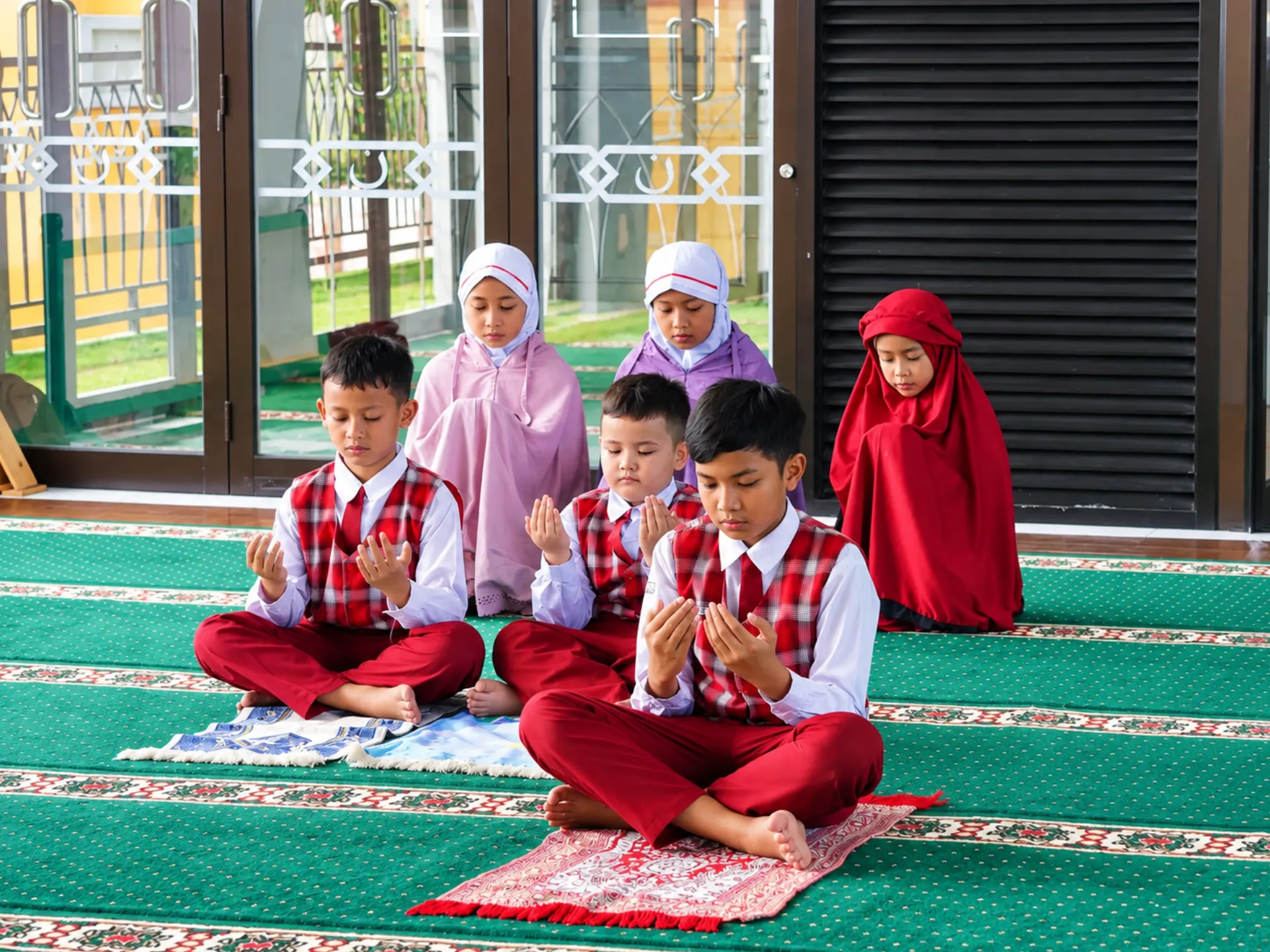 Anak-anak Berdoa di Sebuah Masjid