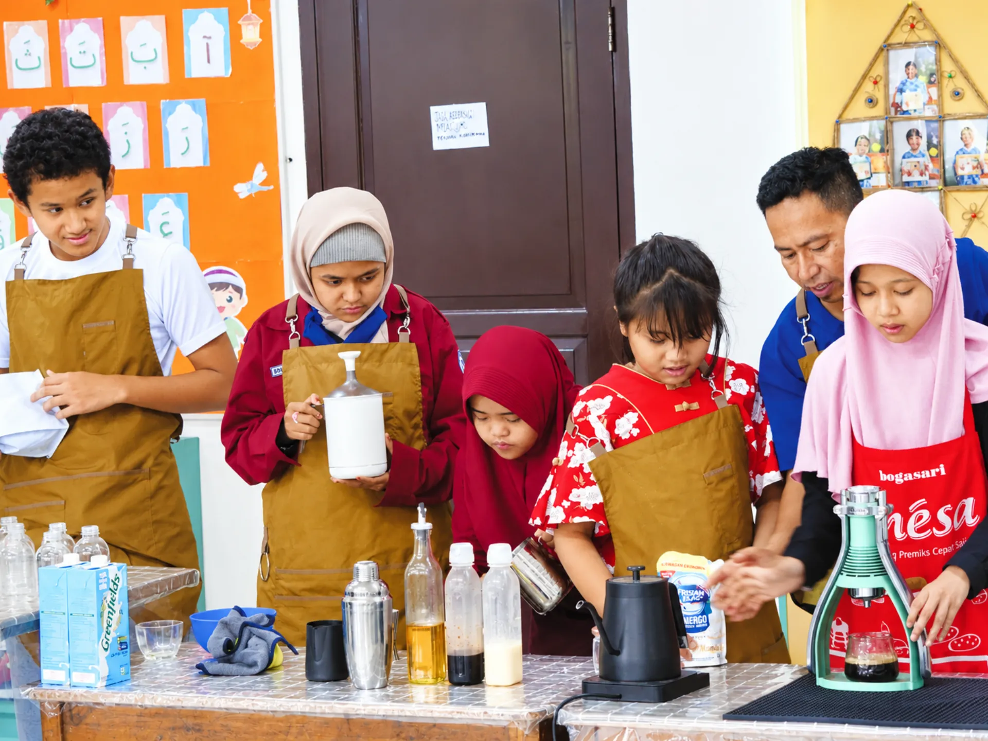 Siswa PKBM sedang praktek membuat kopi di bimbing oleh profesional barista