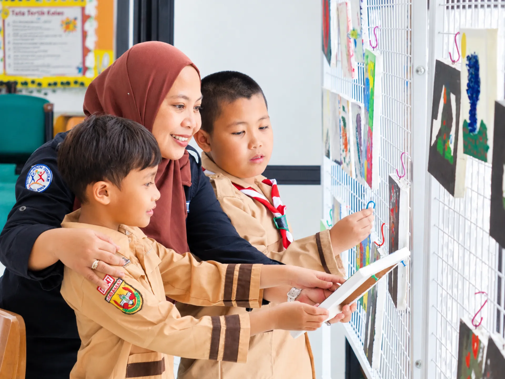 Guru dan Siswa Menjelajahi Seni di Kelas