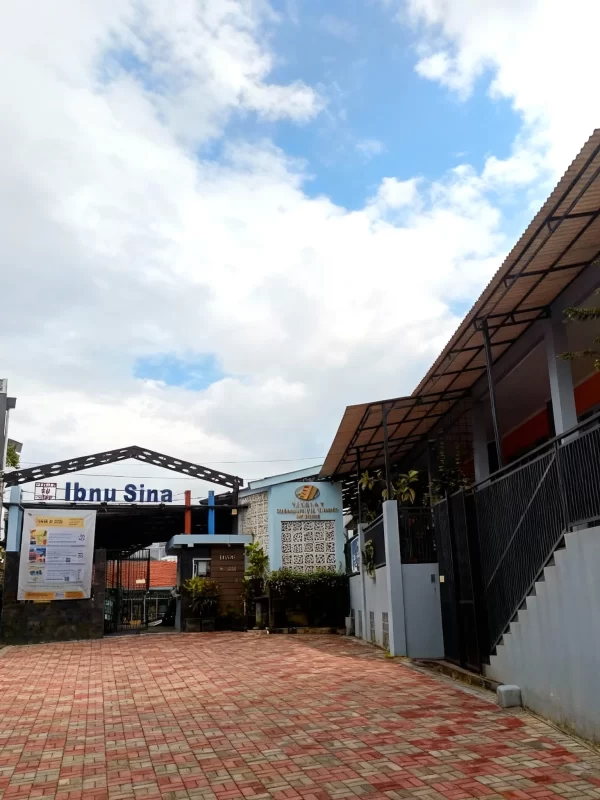 Tampak depan Sekolah Ibnu Sina Bandung sebagai lingkungan pendidikan Islam yang aman, nyaman, dan berkarakter